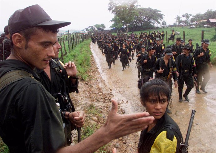 Columna de guerrilleros de las FARC