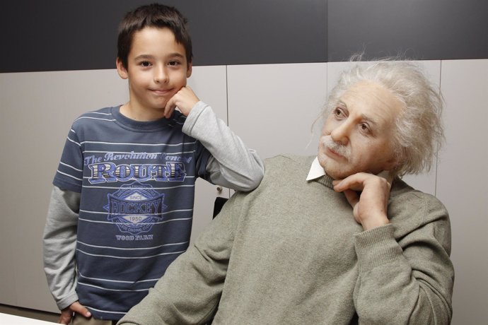 El visitante 5 millones del CosmoCaixa junto a Albert Einstein