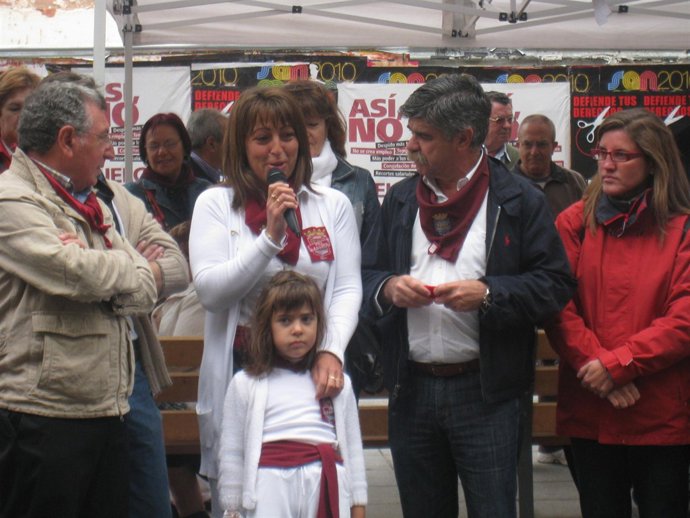 Tomás Santos, junto con Ángel Varea e Inmaculada Sáenz, durante la entrega del p