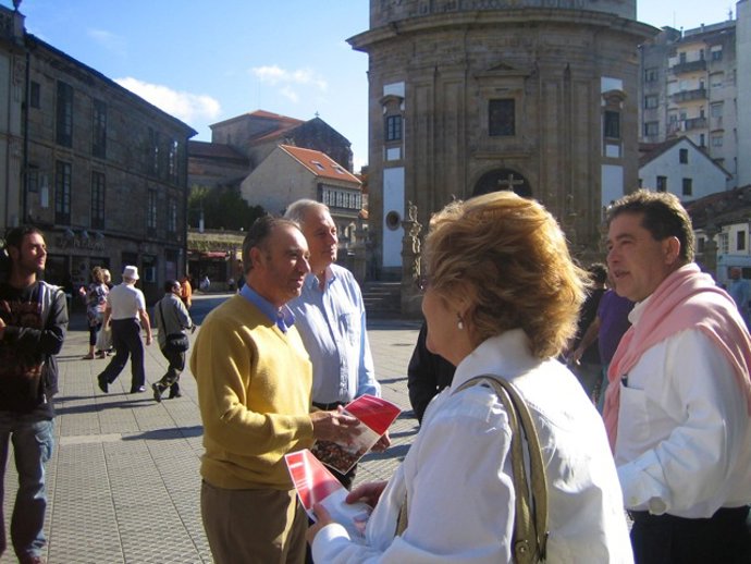 Guillerme Vázquez y Miguel Anxo Fernández Loresm, repartiendo dípticos en Pontev