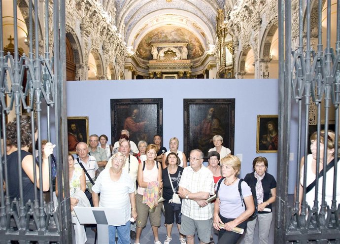 Visitantes a la exposición 'La Gloria del barroco'