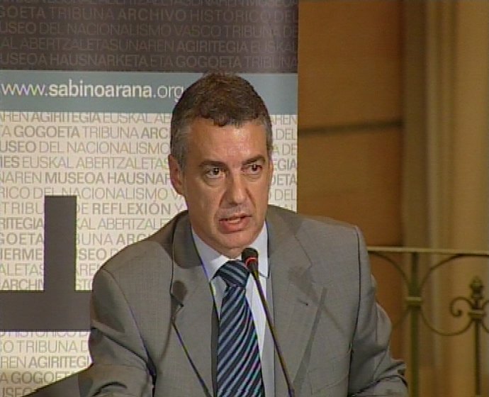 Urkullu despues de la presentacion de un libro sobre Luis Arana Goiri T2