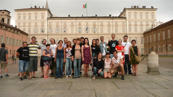 Jóvenes de Carballo, Turín y Tortona ante el Palacio Real de los Saboya (Turín)