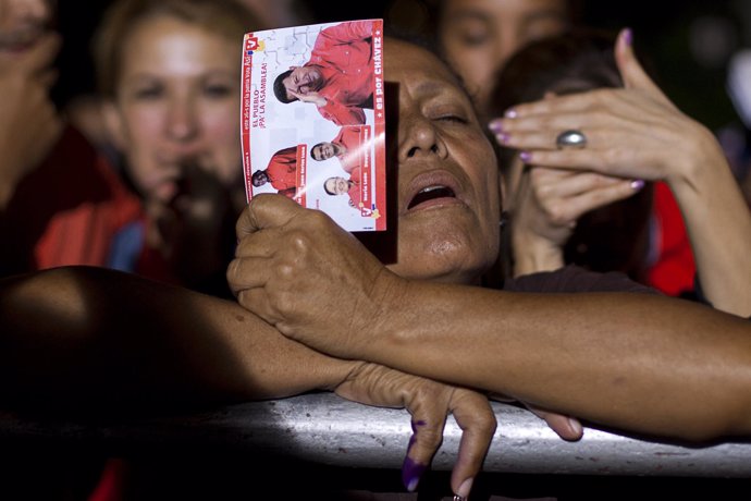 Partidarios de Chávez escuchan el resultado electoral