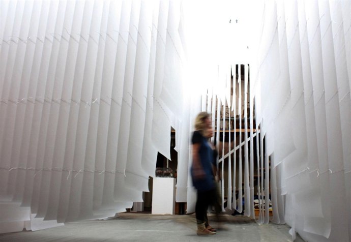 La instalación creada con luz y papel