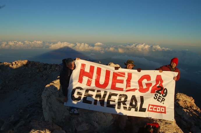 NOTA DE PRENSA: HUELGA GENERAL DESPLIEGUE DE PANCARTA EN EL PICO TEIDE