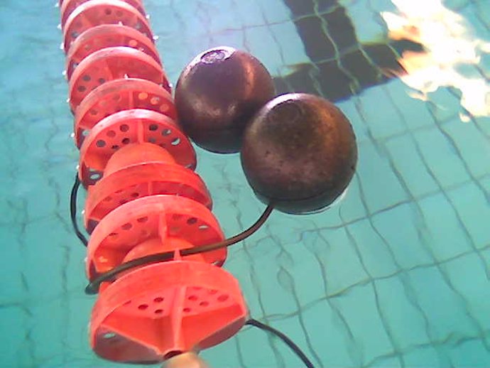 Dispositivo para medir la contaminación del aire en la superficie de una piscina