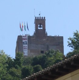 Pancarta de huelga general en la Torre de la Vela de la Alhambra