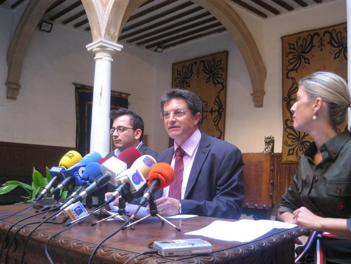 Rueda de prensa con el alcalde a la cabeza