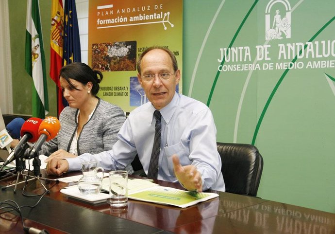 El consejero de Medio Ambiente, José Juan Díaz Trillo, junto a la directore gene