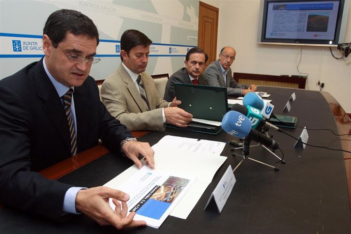 samuel juarez e o secretario xeral de inditex antonio abril abadib, asinan conve