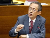 Luna tira la primera piedra a Camps