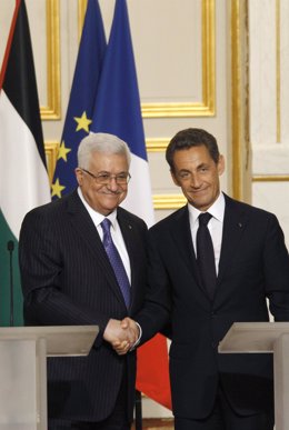 Sarkozy da la mano a Abbas