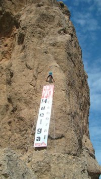 Llamamiento a la huelga general desde el Roque Nublo (Gran Canaria)