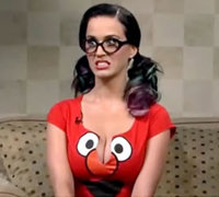 Katy Perry y su escote se vengan de Barrio Sésamo