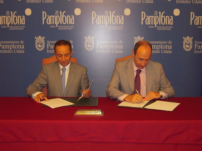 Firma del acuerdo entre el Ayuntamiento de Pamplona y Mapfre para los talleres '