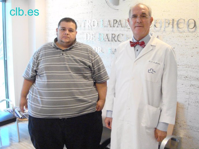 Paciente de 260 kilos acompañado del doctor Ballesta