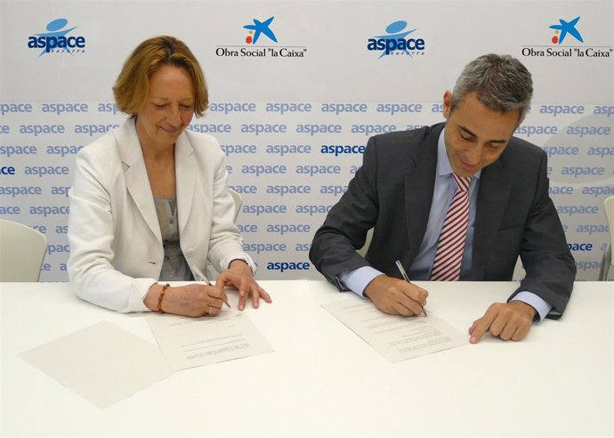 La directora general de Aspace Navarra, Fernanda Esparza,  y el director del Áre