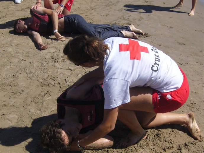 Personal de Cruz Roja en una actuación