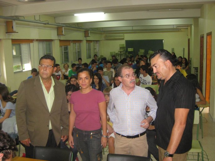 El Ayunyamiento lleva la labor de las ONGD a una veintena de institutos y colegi