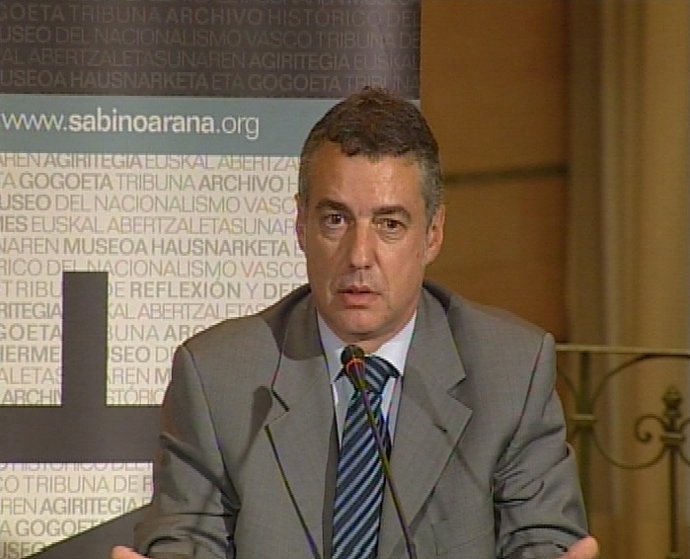 Urkullu despues de la presentacion de un libro sobre Luis Arana Goiri min oro