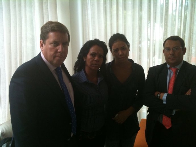 Gabriel Mato con la familia de Franklyn Brito.