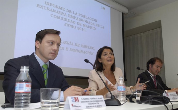 Adrados durante la presentación del informe