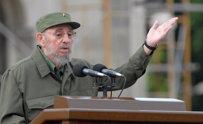 El ex presidente cubano Fidel Castro frente al Museo de la Revolución en La Haba