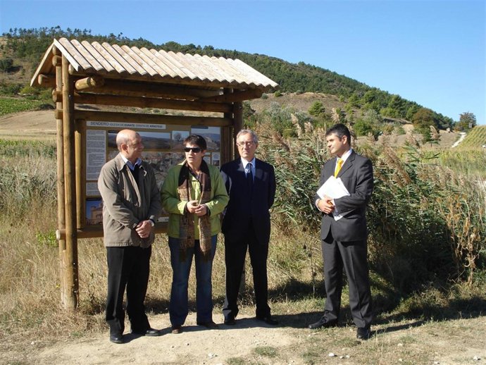 Sanzberro visita los resultados de una recuperación forestal en Obanos y Sada.