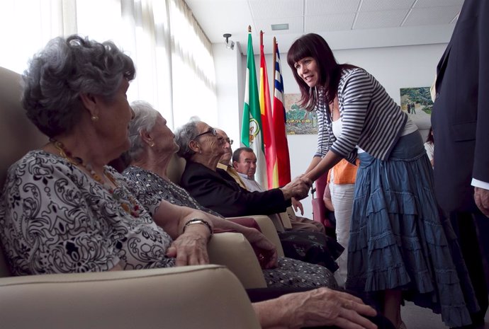 Micaela Navarro, durante un encuentro con asociaciones de mayores y dependientes