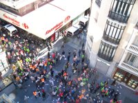 Un piquete corta al tráfico la calle Miguel Íscar de Valladolid y se dirige a los comercios del centro