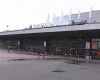 Poca afluencia de usuarios en la estación de Sants en Barcelona, con algún turista desconcertado