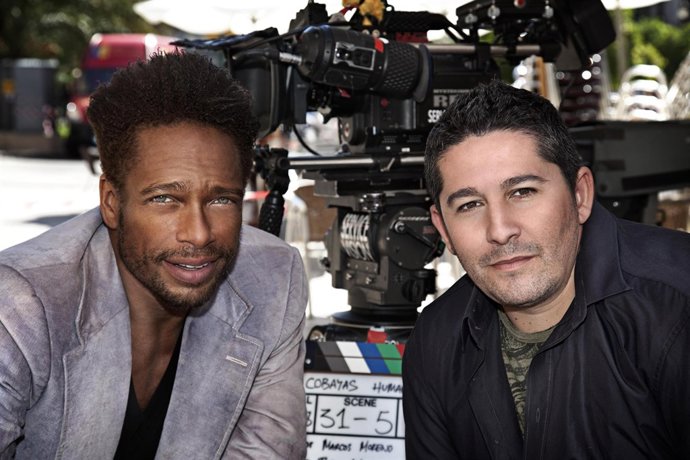 El actor Gary Dourdan junto al director de 'Cobayas'