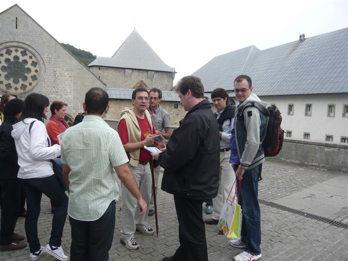 El grupo de touroperadores argentinos y brasileños, durante su visita a Roncesva