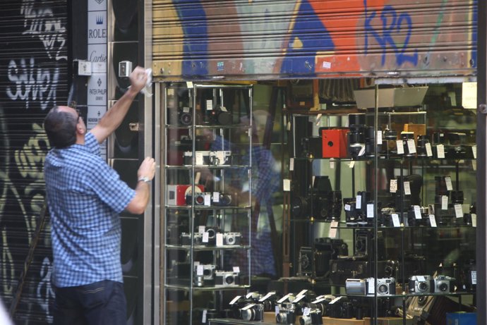 Un comercio abre sus puertas en el día de la huelga general