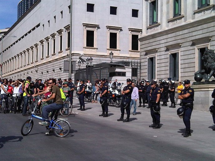 Ciclistas huelguistas en el Congreso