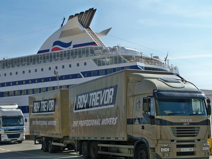 Camiones desembarcando del Ferry en el Puerto de Santander