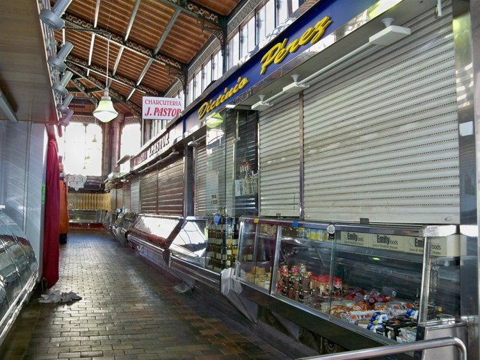Puestos cerrados en el Mercado de la Esperanza