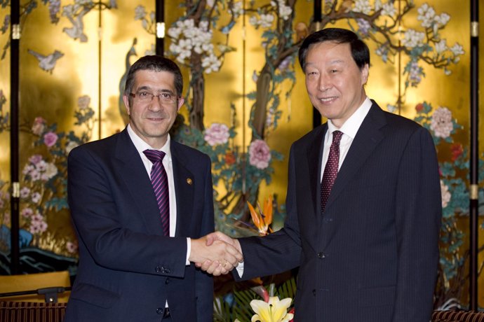 El lehendakari con el gobernador de Jiangsu (China)