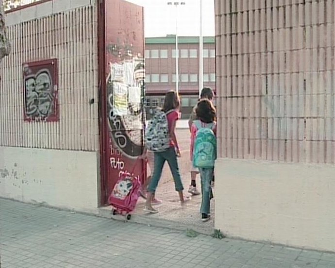 Niños entrando al centro escolar