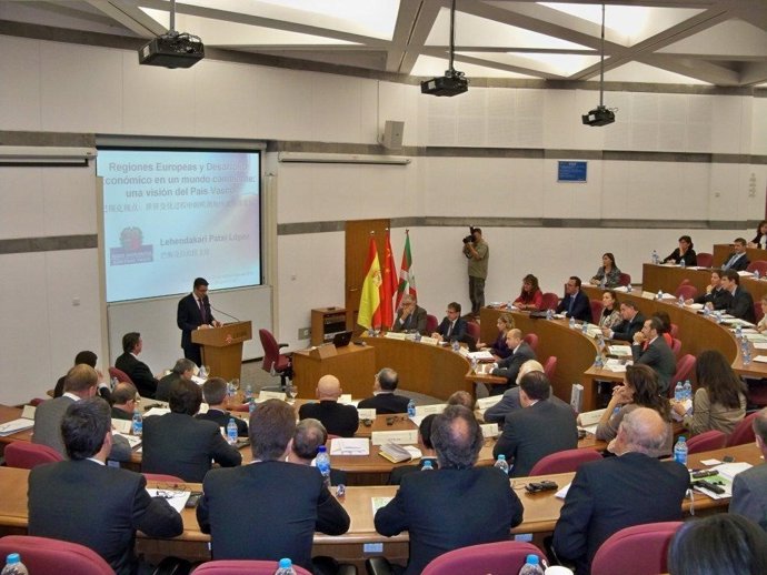 Conferencia del Lehendakari en China