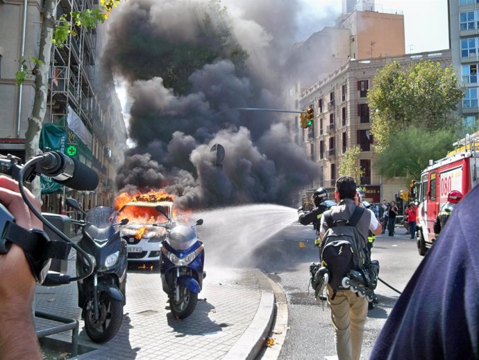 El coche de la Guardia Urbana en llamas en Barcelona
