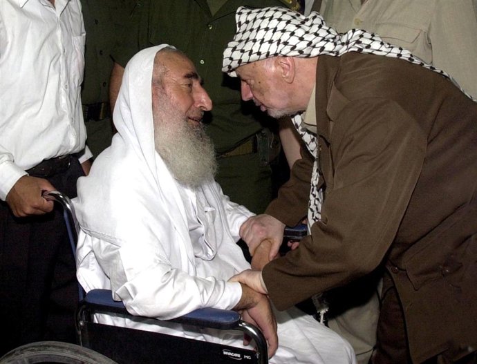 Yasir Arafat junto al Líder espiritual de Hamás Ahmed Yassin
