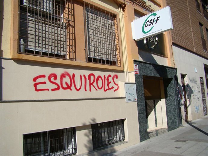 La Sede De CSI·F Amanece Con La Pintada De Esquiroles En La Puerta