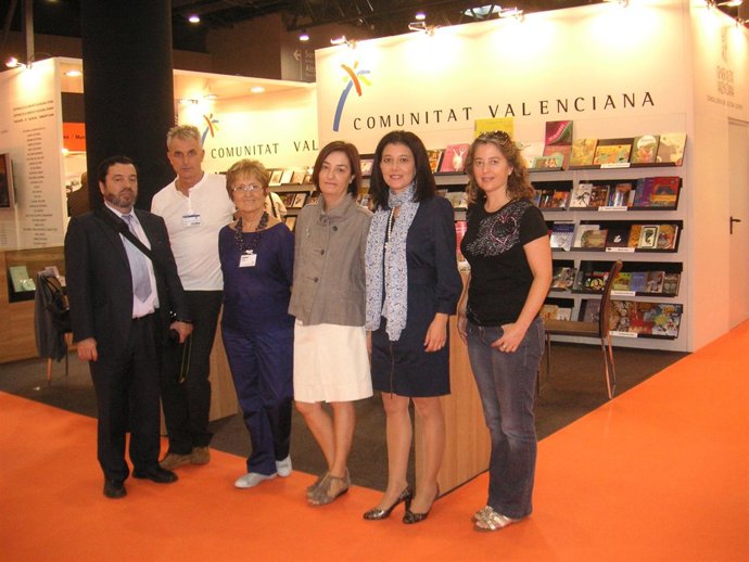 Silvia CAballer junto a representantes de las editoriales