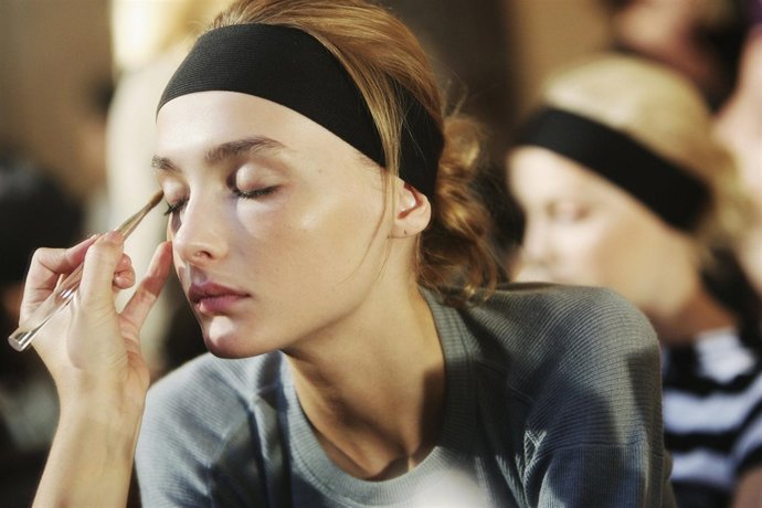 Una modelo maquillándose en Milán 