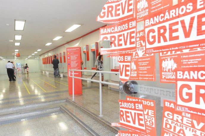 Trabajadores bancarios de Brasil inician paro nacional indefinido.