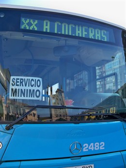 Uno de los autobuses de servicios mínimos