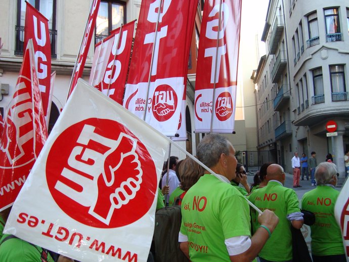 Varios manifestantes, durante la concentración en Valladolid.