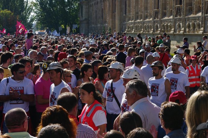 Decenas de personas acompañan a los mineros de la 'Marcha negra'.
